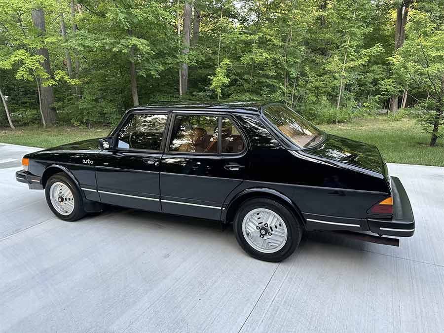 1985 Saab 900 Turbo sedan finished in black with Inca alloy wheels, a rare sedan version that balanced Saab’s turbo performance with executive elegance.