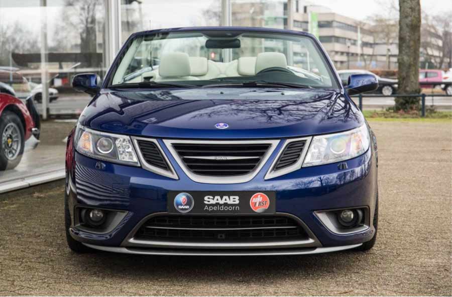 A striking view of the 2007 SAAB 9-3 Turbo Vector Convertible Special Edition nr. 2, showcasing its lustrous Gentian Blue Metallic exterior, a color that captures the essence of luxury and sophistication.