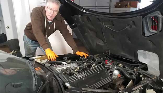 Lee Kelso Explore how the Saab 900 transmission is unusual and see the condition of the oil pan after 160,000 miles