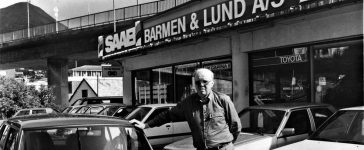 Oddmund Bartender in front of the Saab car showroom in Norway