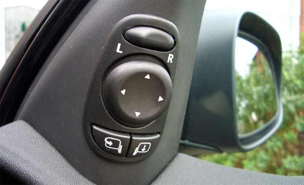 Parking Assistance: Door Mirror Tilt Down Function