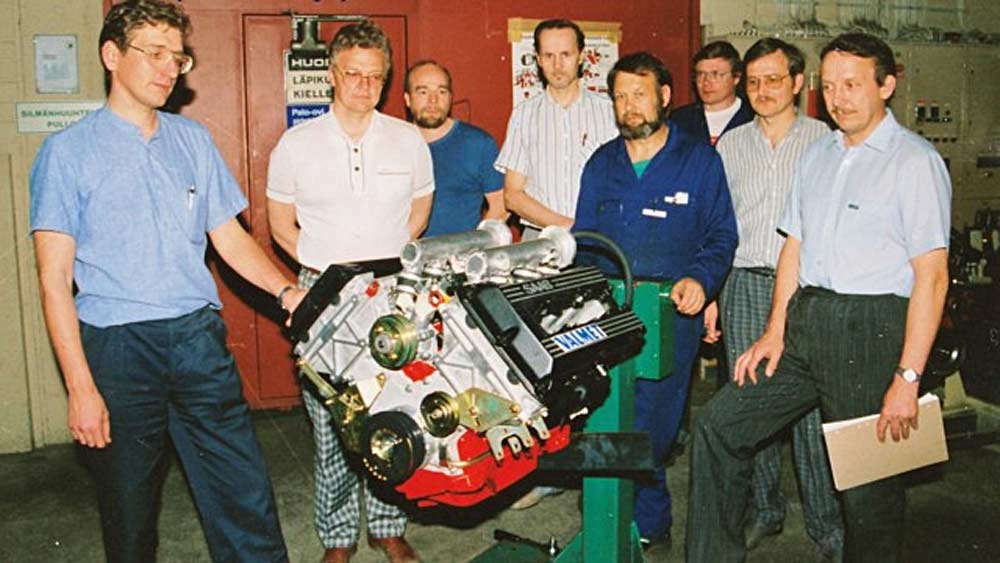 V8 team members inspecting a partially completed V8 engine in the spring of 1989. The second from the left is Saab Valmet's contact person Simo Vuorio regarding the new V8 engine project for the Saab 9000 car. Fourth from the left is Mauno Ylivakeri from Valmet Oy Linnavuori Factory.
