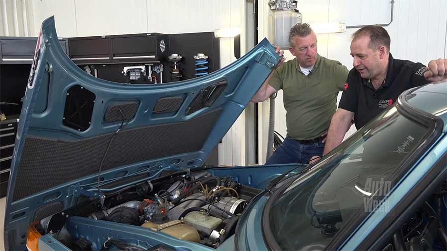 Marc Klaver and the owner inspecting the engine bay of a 1979 Saab 900 Turbo during the AutoWeek Klokje Rond Klassiek test
