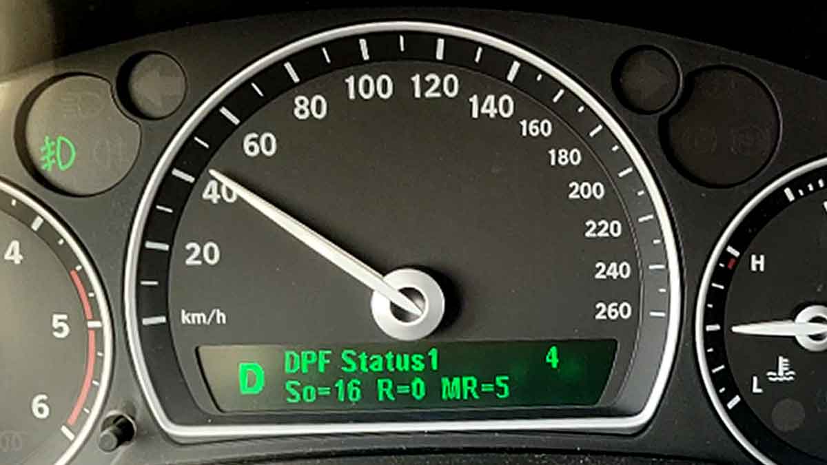 eSID3 Display in a Saab Showing Completed DPF Regeneration: Soot Level Reduced to 16%, Process Completion at 0%, and Distance of 5 km Since Last Regeneration.