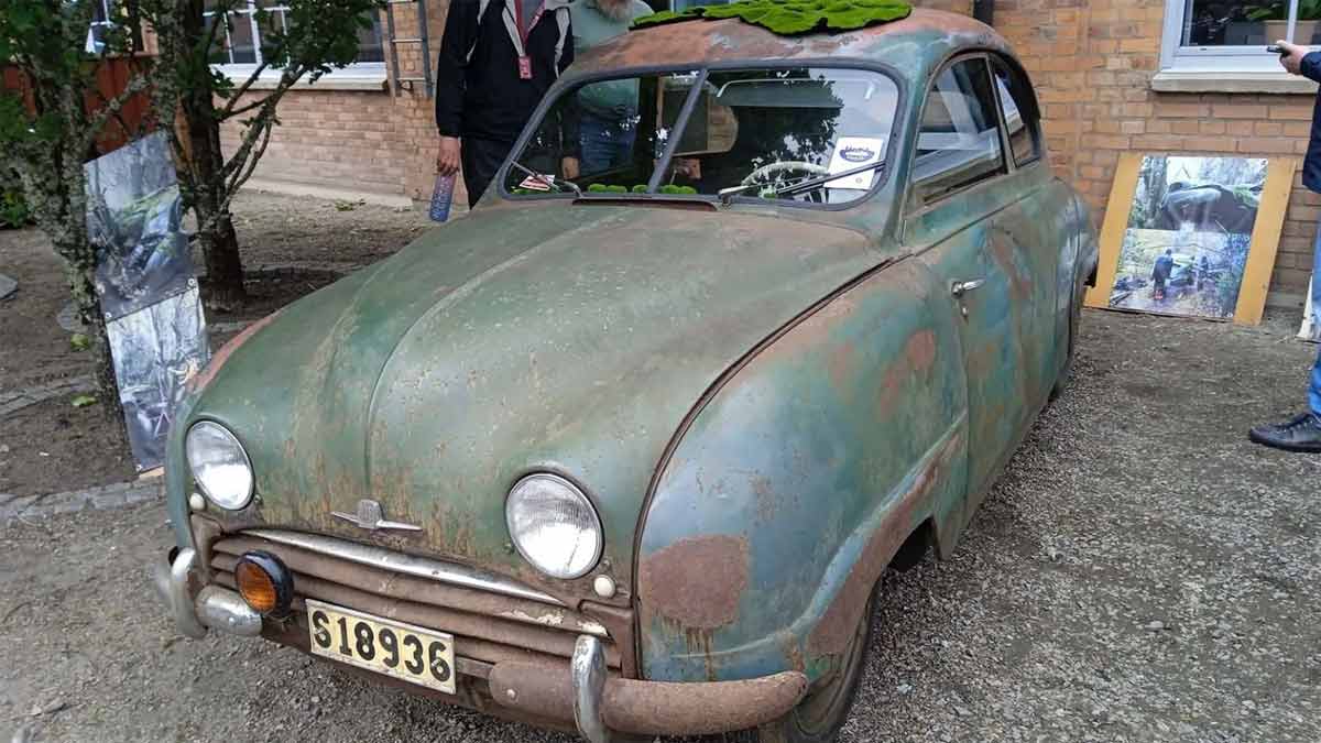 Peter Stöhr’s patina-preserved Saab 92, shown after restoration — still wearing its forest scars. Image credits> Carup.se, Ttela, Klassier.se