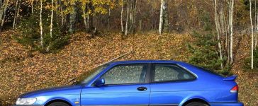 A first-year Saab 9-3 Viggen in Lightning Blue, preserved in near-original condition and owned by the same woman for almost two decades — a symbol of Saab’s enduring spirit and Swedish craftsmanship.