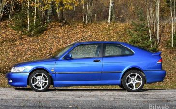 A first-year Saab 9-3 Viggen in Lightning Blue, preserved in near-original condition and owned by the same woman for almost two decades — a symbol of Saab’s enduring spirit and Swedish craftsmanship.