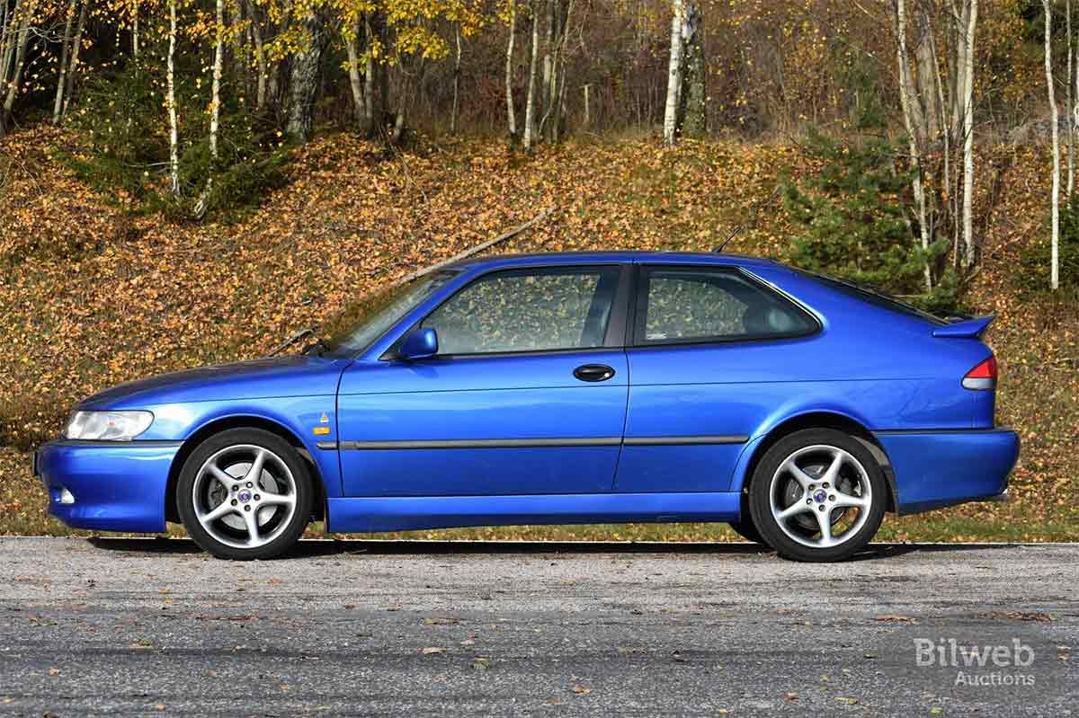 A first-year Saab 9-3 Viggen in Lightning Blue, preserved in near-original condition and owned by the same woman for almost two decades — a symbol of Saab’s enduring spirit and Swedish craftsmanship.
