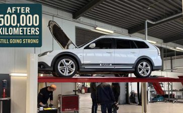 Melvin’s Saab 9-3X on the lift during AutoWeek’s in-depth inspection—still holding strong after 500,000 kilometers and counting.
