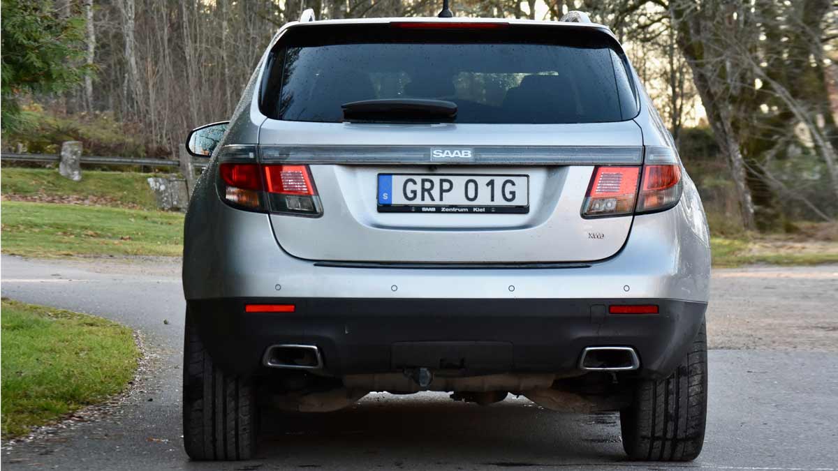 Rear view of the Saab 9-4X V6 3.0i, showcasing its sleek design and distinctive tail lights – a symbol of rarity and elegance.