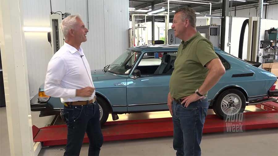 Olav Davidse and Marc Klaver discussing the 1979 Saab 900 Turbo during the AutoWeek Klokje Rond Klassiek inspection