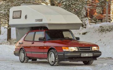 When Saab Owners Took the Road With Them: The Untold Story of Toppola on the 99, 900, and 9000 5 Red Saab 900 fitted with a Toppola camper module parked on a snowy road, highlighting the classic Scandinavian camper setup in winter conditions.