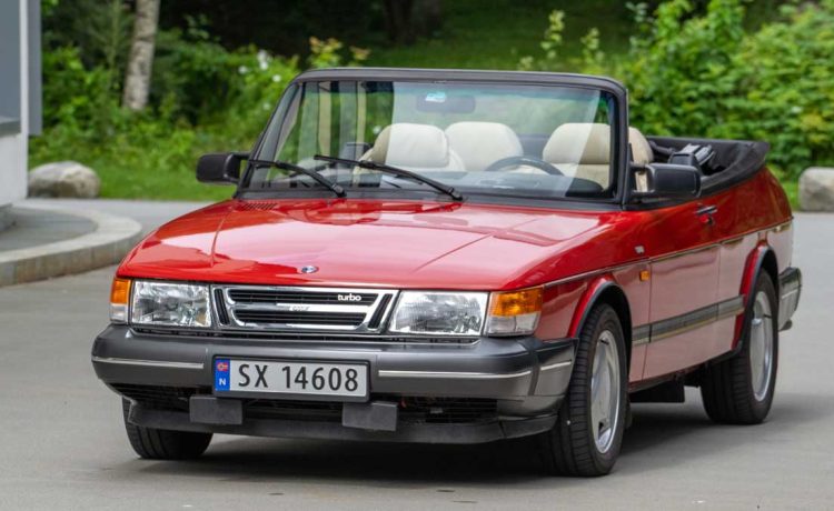 Saab 900 Turbo Convertible: A star on the roads and on screen, as seen in 'Lykkeland' Season 3.