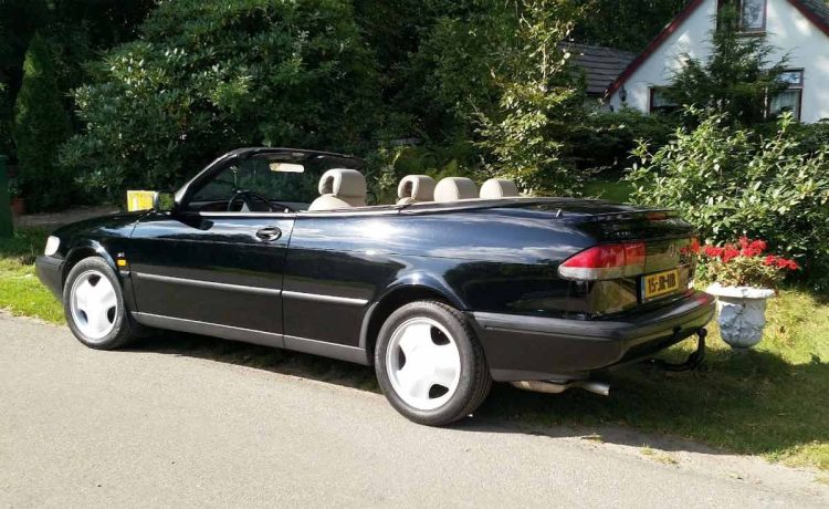 The resilient Saab 900 Cabriolet, having clocked over 300,000 kilometers, stands as a testament to its enduring quality and remarkable journey.