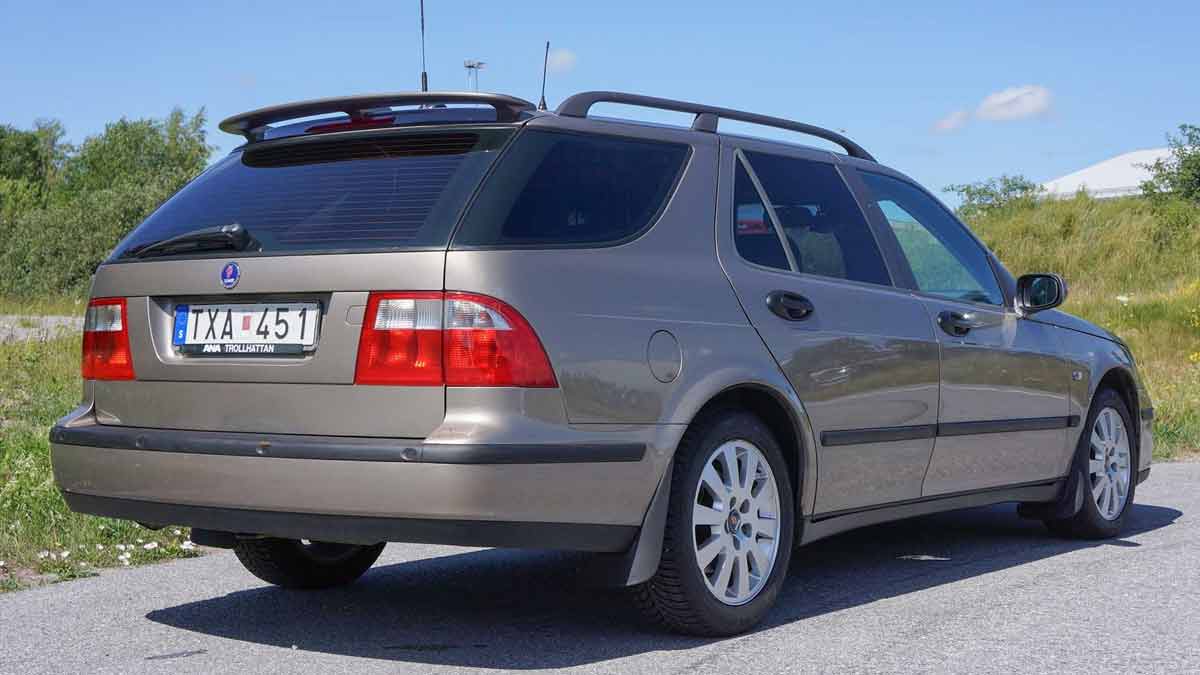 Undercover Exterior, High-Tech Interior: Saab 9-5 Equipped for Rapid Police Interventions