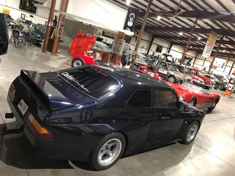 the car arrived at the museum hall