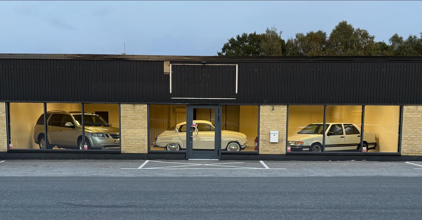 Saab showroom in Sölvesborg featuring Saab 9-7X, Saab 96, and Saab 9000