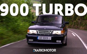 Saab 900 Turbo (1990) Airflow edition driving through mountain road in Asturias, front view