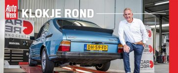 1979 Saab 900 Turbo on the lift during AutoWeek’s Klokje Rond Klassiek inspection, with the owner standing beside the aquamarine Combi Coupé.
