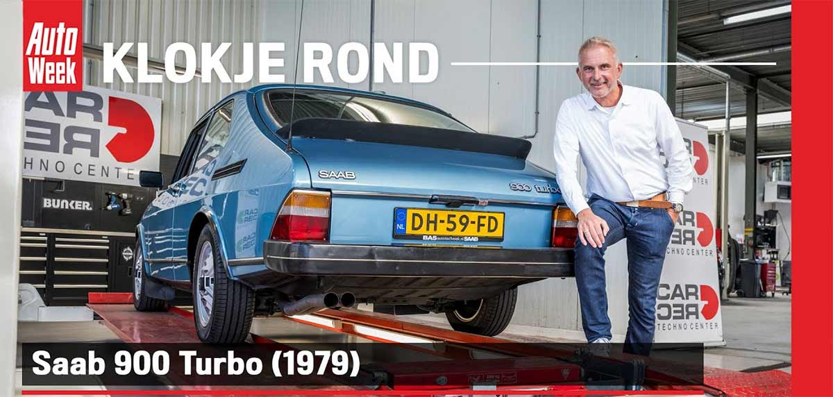 1979 Saab 900 Turbo on the lift during AutoWeek’s Klokje Rond Klassiek inspection, with the owner standing beside the aquamarine Combi Coupé.