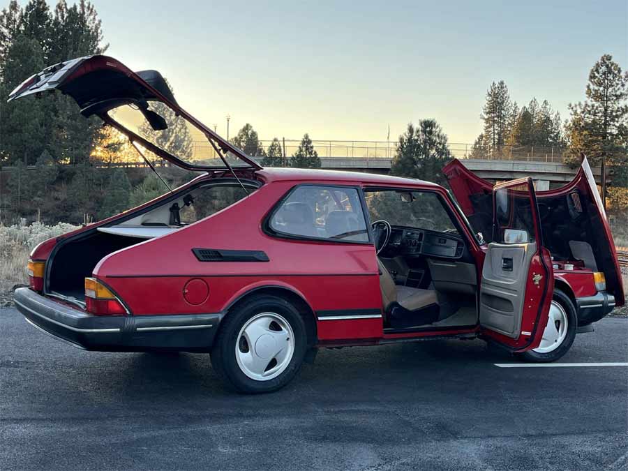 Exceptionally Preserved 1992 Saab 900 Turbo: A 30-Year-Old Swedish Icon in Pristine Condition