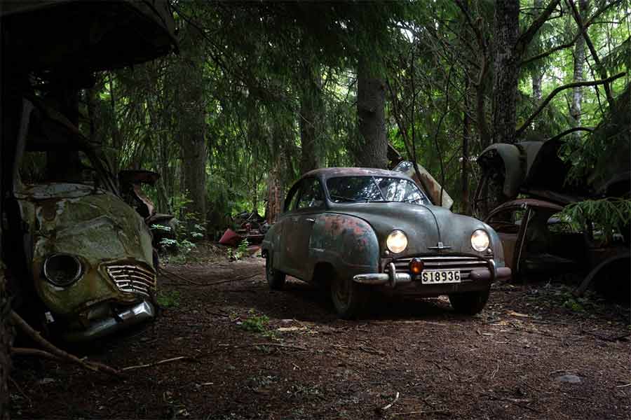 After 15 years of restoration, Peter Stöhr’s Saab 92 returns to the Båstnäs car graveyard — looking exactly like it never left. Image credits: klassiker.nu