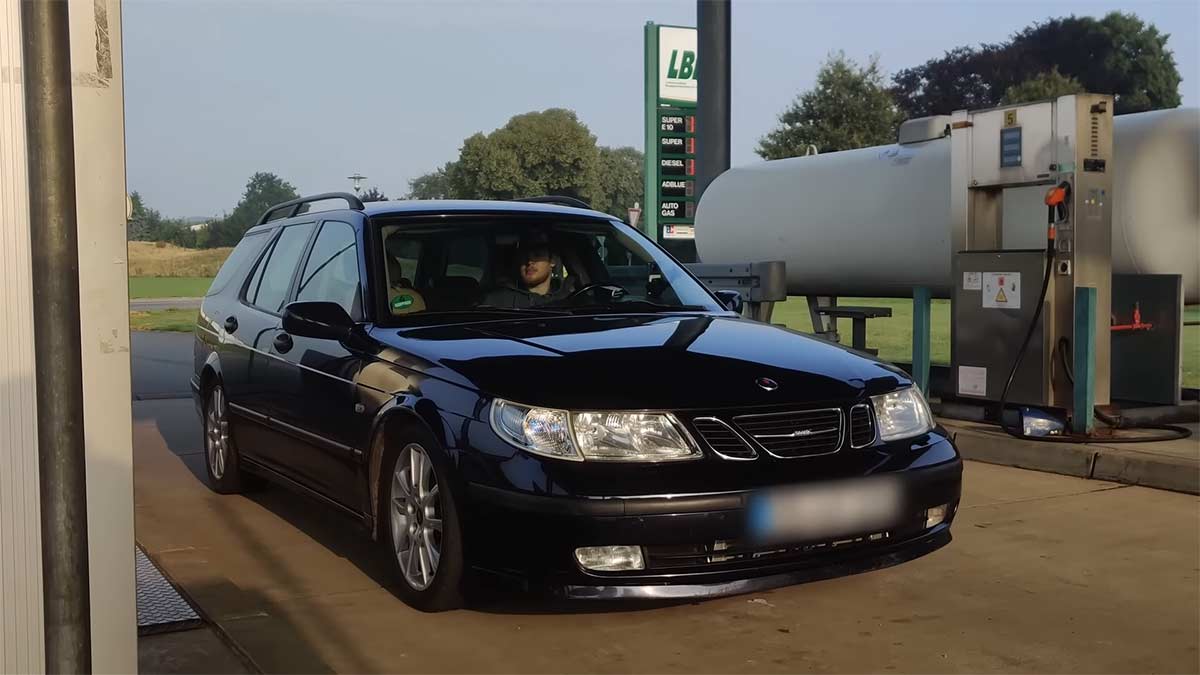 This Turbocharged Saab 9-5 Just Went 1200+ km on One Tank—and It’s Not Even a Diesel 1 A Saab 9-5 Aero SportCombi, 250 hp under the hood, parked after completing a 17-hour fuel economy challenge across northern Europe—with just one tank of E10 fuel.