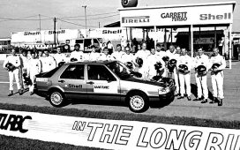 1986 Talladega Challenge: 25 drivers and one of the three Saab 9000 Turbo 16s that conquered 100,000km non-stop over 20 days at an average speed of 220km/h."