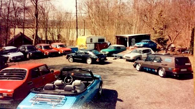 View of the yard full of Christian's Saab projects, and Saab cars that are waiting to be processed...