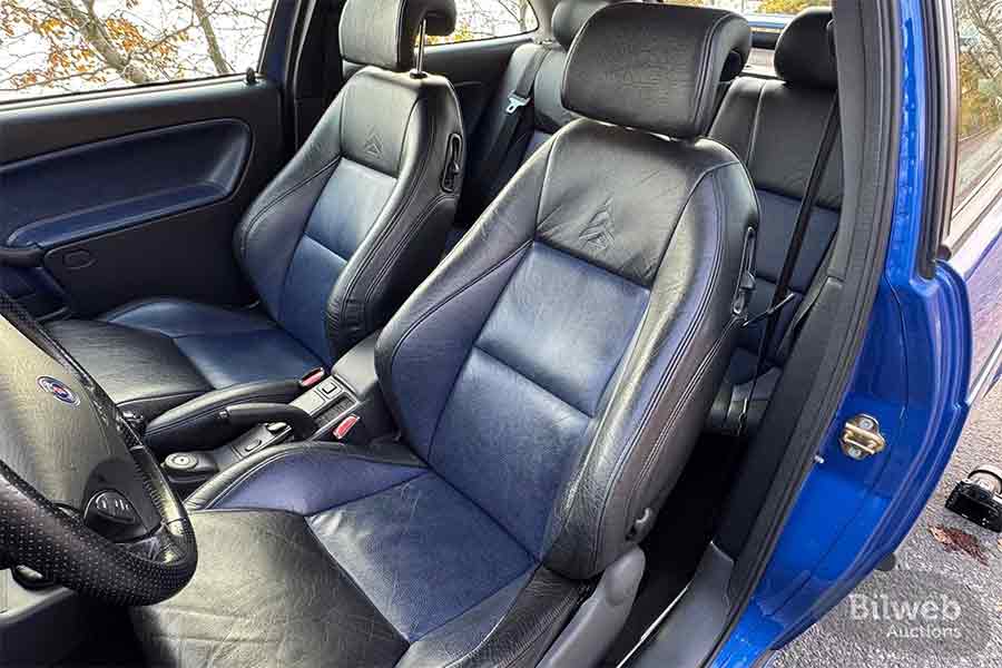 Two-tone black and blue leather seats inside a Saab 9-3 Viggen